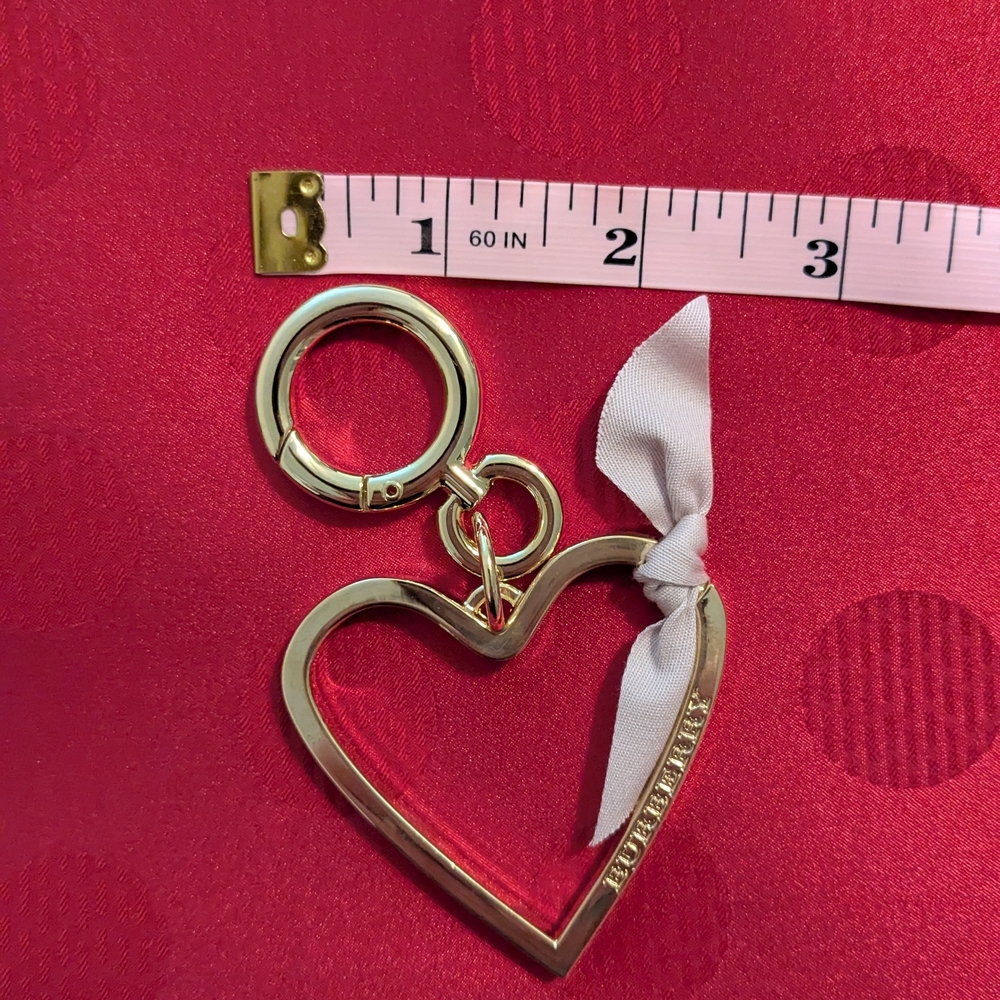 🆕 Burberry Gold Heart Bag Charm Keyring with Pink Ribbon New In Box - Picture 9 of 9